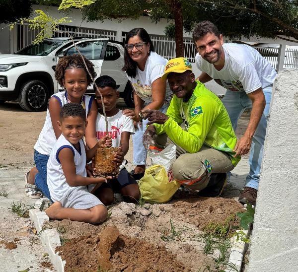 Prefeitura de Serrinha realiza plantio de árvores nativas em ação de educação ambiental