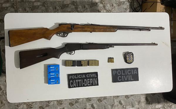 Polícia Civil apreende rifles e prende homem em flagrante durante operação em Monte Santo