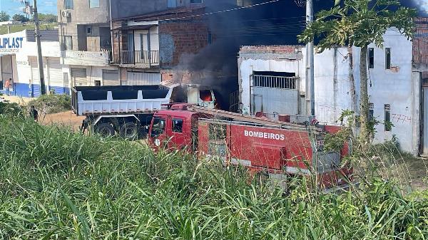 Homem com distúrbios mentais incendeia carros da família em Serrinha