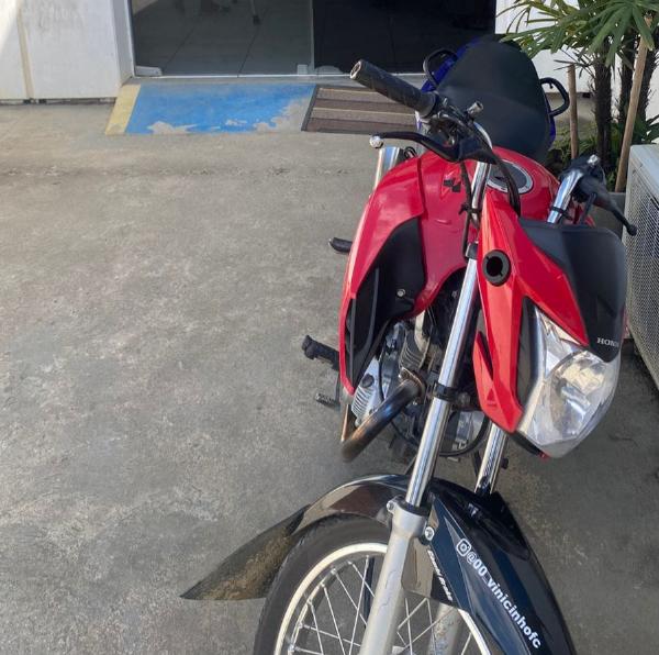 Homem é flagrado com moto adulterada em Serrinha; condutor disse que comprou o veículo na internet
