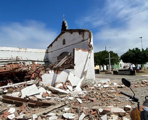 Igreja desaba em Conceição do Coité; imagem de Cristo fica intacta