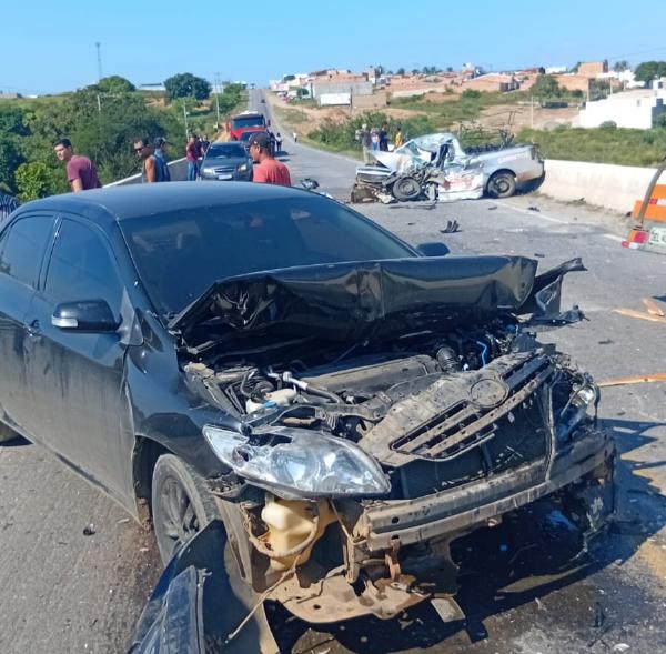 Acidente entre caminhão e dois carros deixa motorista morto em Ribeira do Pombal