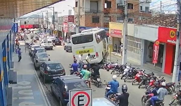 Vídeo: Ônibus escolar invade calçada e quase provoca tragédia em Conceição do Coité