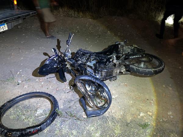 Acidente entre carro e moto deixa um homem morto e outro ferido em Retirolândia