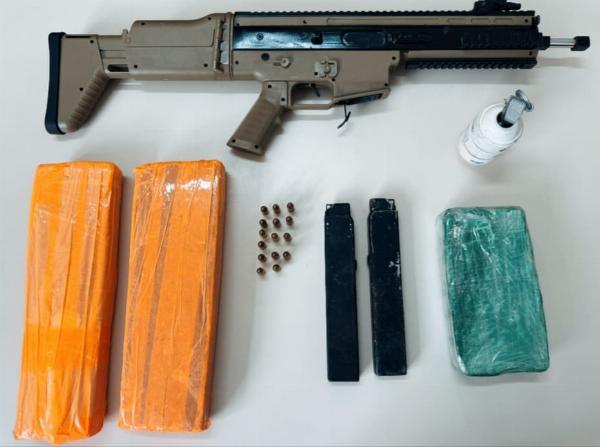 Polícia apreende submetralhadora, granada e quase 4 kg de drogas em Serrinha