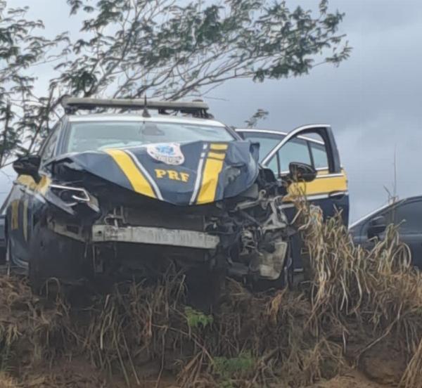 Policial fica ferido após acidente envolvendo viatura da PRF e caminhão em Santa Bárbara