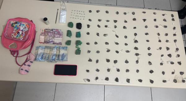 Mulher de 23 anos é presa com mochila recheada de drogas em Serrinha