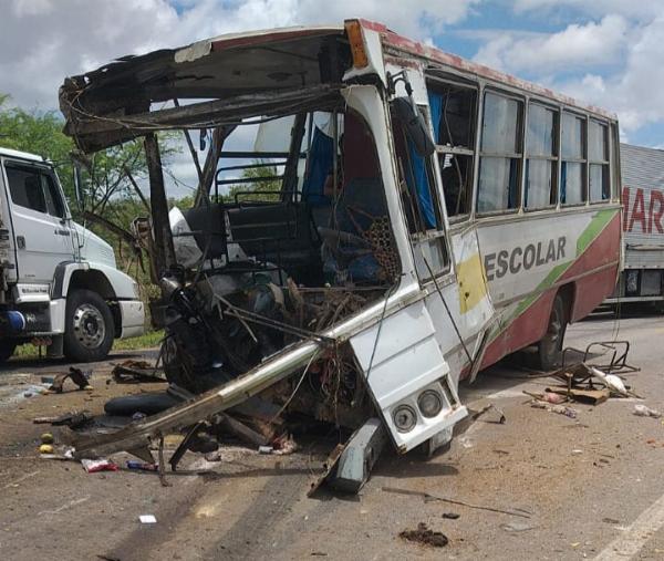 Batida entre carreta e ônibus escolar deixa três mortos na BR-116, em Tucano
