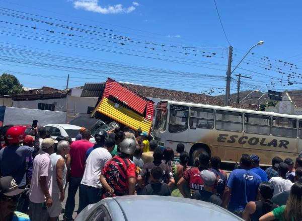 Mulher morre e duas pessoas ficam feridas após ônibus atingir ponto de mototáxi e trailer em Miguel Calmon