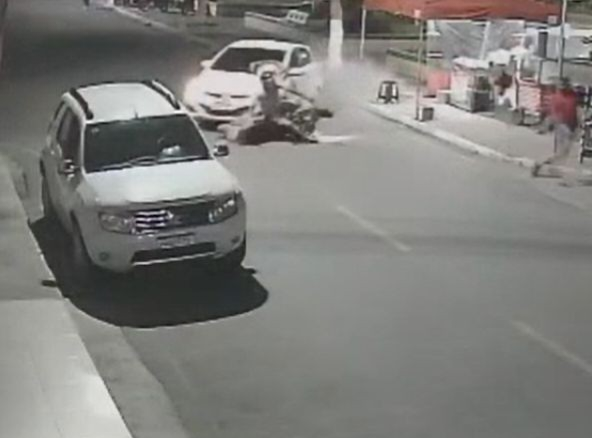 Carro desgovernado atinge duas pessoas em Cansanção