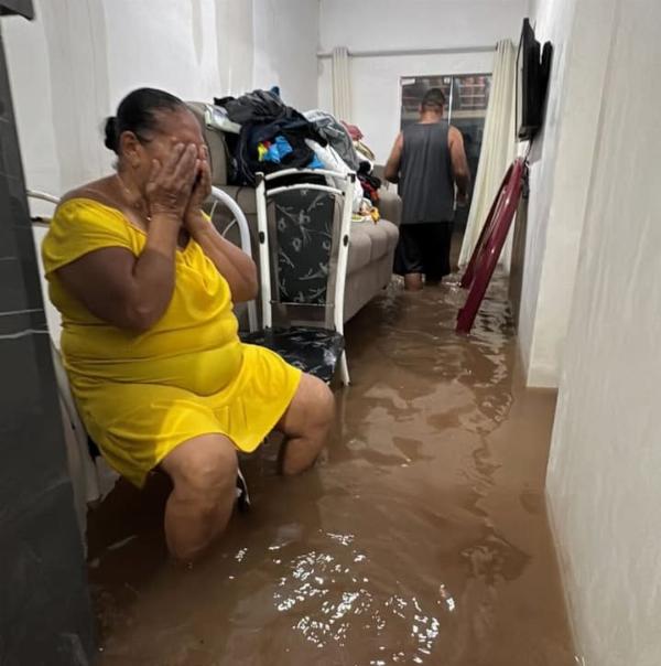 Vídeos: Chuvas fortes alagam Araci e deixam moradores ilhados