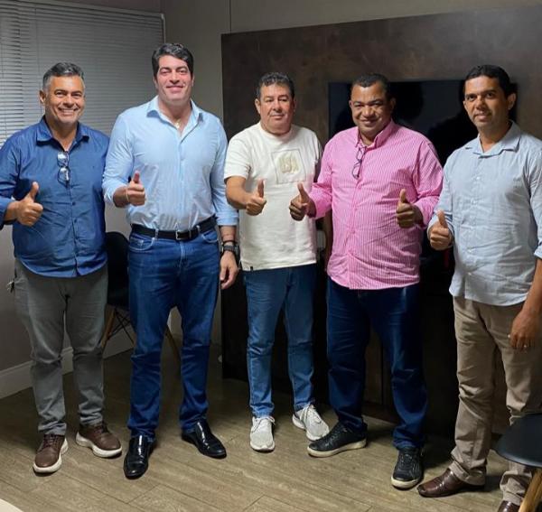 Foto "bomba" agita a política de Serrinha e expõe possível racha nos bastidores