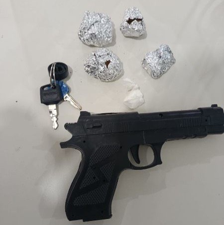 CETO apreende drogas e simulacro após dupla abandonar moto e fugir de abordagem em Serrinha