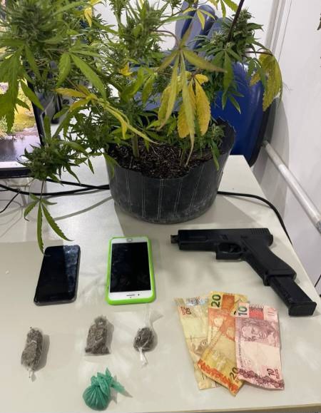 Jovem é preso e dois adolescentes são apreendidos suspeitos de tráfico de drogas em Conceição do Coité
