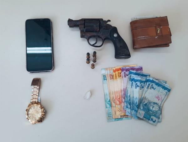 Homem é preso por porte ilegal de arma de fogo durante ação da CETO em Serrinha