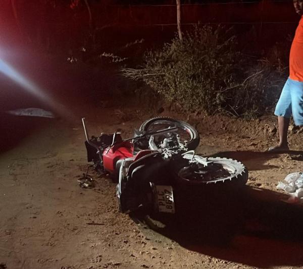 Homem morre após perder controle da moto e bater em poste de iluminação na zona rural de Serrinha