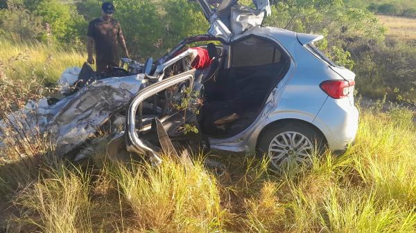 Batida entre carro e carreta mata motorista e deixa passageira ferida na BR-116, em Tucano