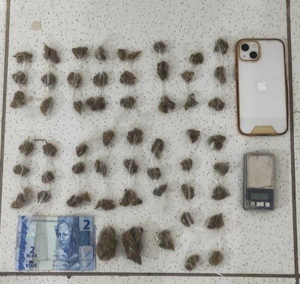 Indivíduo dispensa sacola com drogas ao ver viatura, mas acaba preso por tráfico em Biritinga