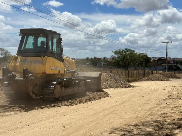 Serrinha: Iniciada pavimentação da estrada entre Vila de Fátima e Murici