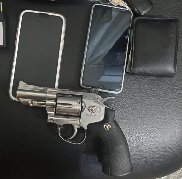 Homem é preso com revólver após denúncia de perturbação do sossego em Conceição do Coité