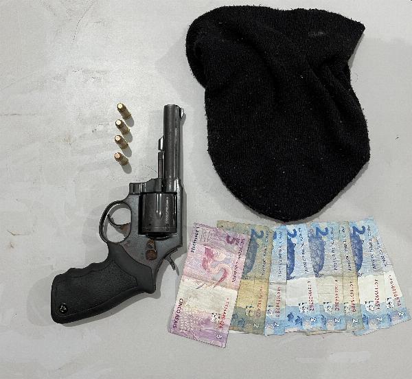 Homem com mandado de prisão em aberto é preso pela CETO com arma de fogo em Serrinha