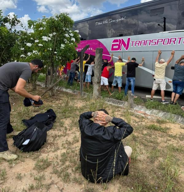 Homem é preso com drogas em ônibus na BR-116, em Santa Bárbara
