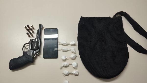 Araci: Mãe autoriza entrada da PM em casa e filho acaba preso por tráfico e porte ilegal de arma