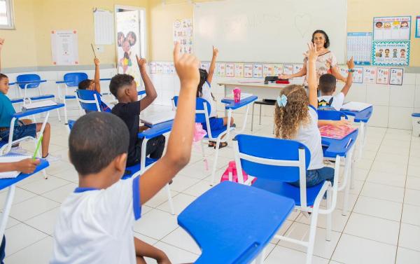 Prefeito aponta queda de 1.700 alunos e impacto de R$ 46 milhões na educação de Serrinha