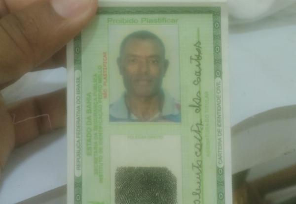 Colisão frontal entre motocicleta e carro deixa um morto na BR-116, em Teofilândia