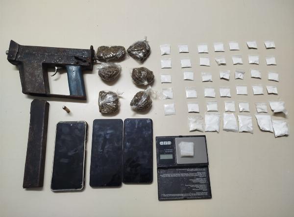 Dupla é presa com submetralhadora artesanal e drogas em Serrinha