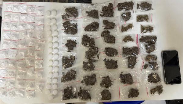 Suspeito de tráfico é flagrado com mais de 100 porções de drogas em Valente
