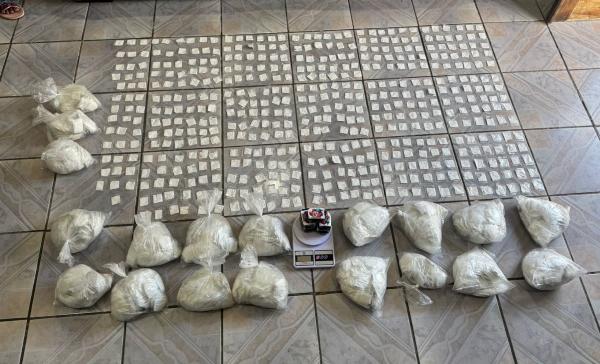 Adolescente é flagrada com 9 mil porções de cocaína e tabletes de maconha em Euclides da Cunha