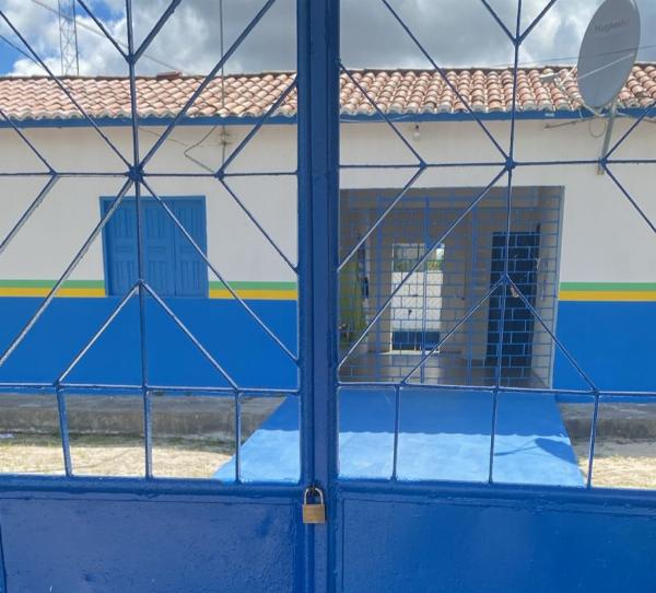 Sem salário, funcionários param escola e deixam alunos sem aula na zona rural de Barrocas