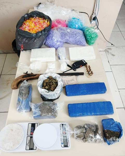 CETO apreende mais de 6 kg de drogas, munições e arma no Novo Horizonte, em Serrinha