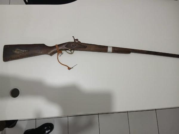 Homem foge e abandona arma ao ver viatura da PM em Conceição do Coité