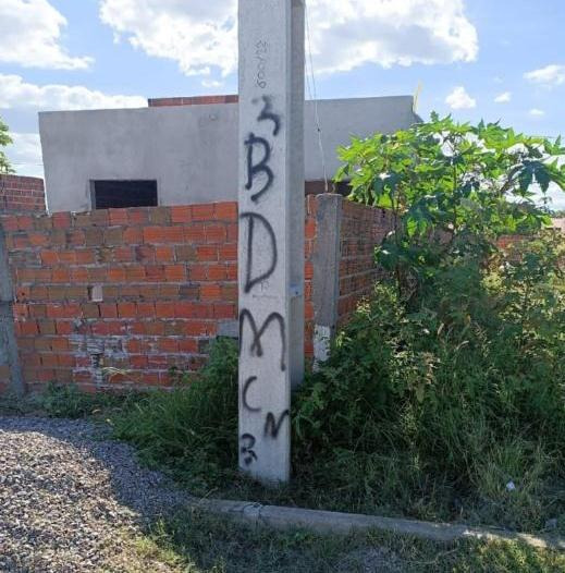 Quatro homens são presos por pichações com siglas de facção em Retirolândia