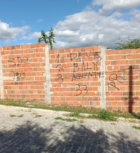 Quatro homens são presos por pichações com siglas de facção em Retirolândia