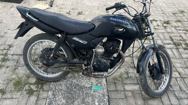 A Polícia Civil deflagrou, na manhã desta quarta-feira (20), a Operação Colheita Amarga, no município de Santanópolis, a 59 km de Serrinha. A ação teve como objetivo o cumprimento de cinco mandados de busca e apreensão relacionados ao tráfico de drogas e outras atividades criminosas na região. Das cinco ordens judiciais, quatro foram cumpridas na localidade conhecida como povoado Jiboia, enquanto a quinta foi efetuada no povoado Fazenda Lamarão. Durante as diligências, os policiais apreenderam três aparelhos celulares, uma balança de precisão e uma motocicleta com sinais identificadores adulterados. Todo o material será encaminhado para análise investigativa. A ação foi coordenada pela Delegacia Territorial (DT) de Santanópolis, com apoio do Núcleo de Inteligência e do Grupo de Apoio Técnico e Tático à Investigação (GATTI/Sisal), vinculados à 15ª Coordenadoria Regional de Polícia do Interior (Coorpin/Serrinha). Também participaram da operação equipes das Delegacias Territoriais de Serrinha e Santa Bárbara, além do Núcleo Especializado de Atendimento à Mulher (Neam) de Serrinha A Operação Colheita Amarga busca intensificar as ações de repressão qualificada à criminalidade, além de reunir elementos que contribuam para o avanço das investigações. As diligências continuam em andamento para identificar outros envolvidos e aprofundar a apuração sobre a atuação criminosa na região.