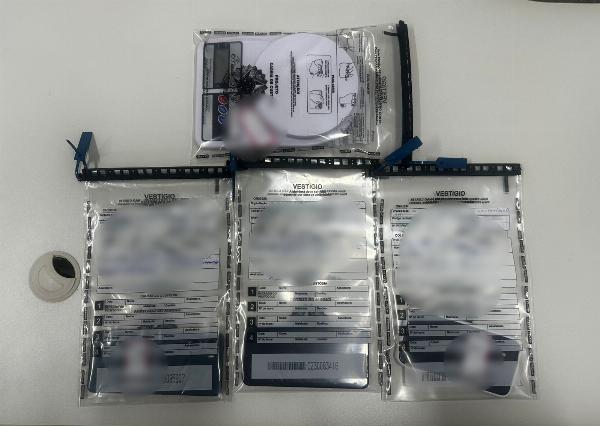 A Polícia Civil deflagrou, na manhã desta quarta-feira (20), a Operação Colheita Amarga, no município de Santanópolis, a 59 km de Serrinha. A ação teve como objetivo o cumprimento de cinco mandados de busca e apreensão relacionados ao tráfico de drogas e outras atividades criminosas na região. Das cinco ordens judiciais, quatro foram cumpridas na localidade conhecida como povoado Jiboia, enquanto a quinta foi efetuada no povoado Fazenda Lamarão. Durante as diligências, os policiais apreenderam três aparelhos celulares, uma balança de precisão e uma motocicleta com sinais identificadores adulterados. Todo o material será encaminhado para análise investigativa. A ação foi coordenada pela Delegacia Territorial (DT) de Santanópolis, com apoio do Núcleo de Inteligência e do Grupo de Apoio Técnico e Tático à Investigação (GATTI/Sisal), vinculados à 15ª Coordenadoria Regional de Polícia do Interior (Coorpin/Serrinha). Também participaram da operação equipes das Delegacias Territoriais de Serrinha e Santa Bárbara, além do Núcleo Especializado de Atendimento à Mulher (Neam) de Serrinha A Operação Colheita Amarga busca intensificar as ações de repressão qualificada à criminalidade, além de reunir elementos que contribuam para o avanço das investigações. As diligências continuam em andamento para identificar outros envolvidos e aprofundar a apuração sobre a atuação criminosa na região.