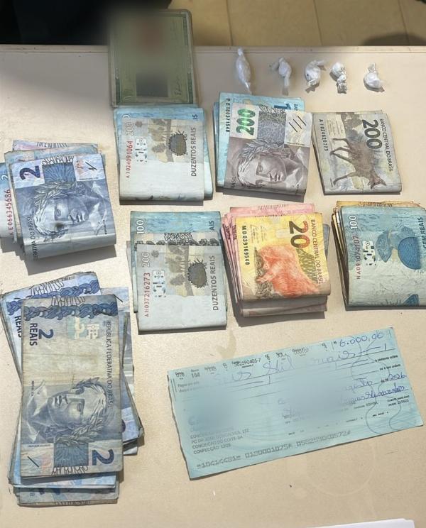 Idoso é preso com quase R$ 10 mil, drogas e TV furtada em Retirolândia