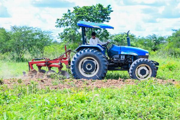 Serrinha ultrapassa 1.000 horas de aração gratuita para agricultores