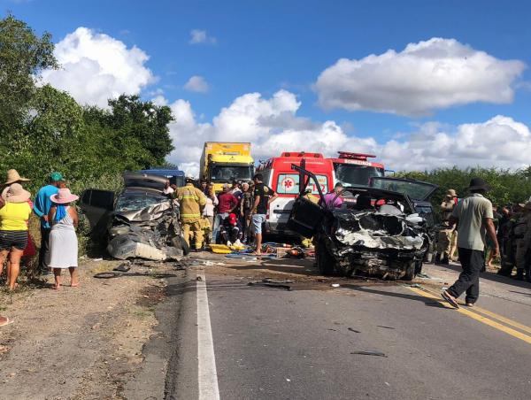 Batida frontal entre dois carros deixa quatro feridos na BR-116, em Serrinha