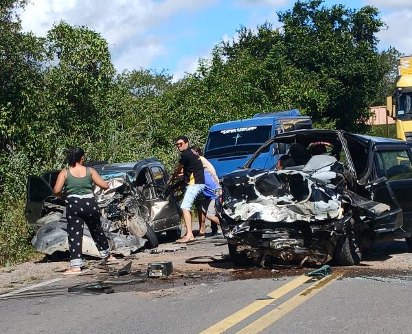 Batida frontal entre dois carros deixa quatro feridos na BR-116, em Serrinha