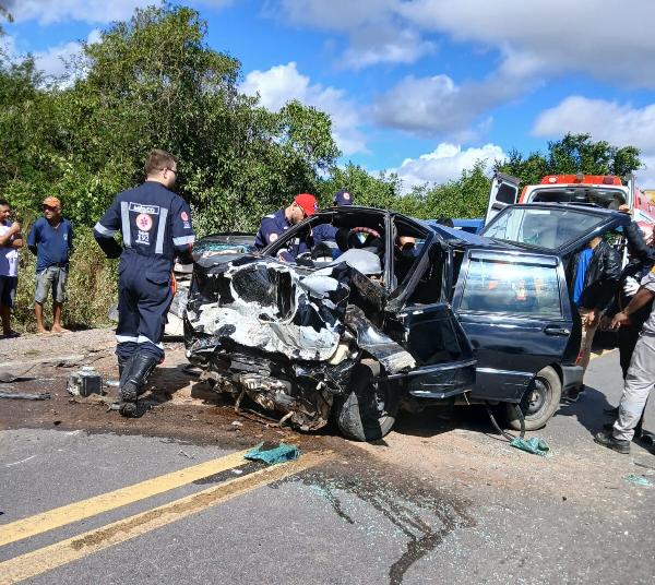 Batida frontal entre dois carros deixa quatro feridos na BR-116, em Serrinha