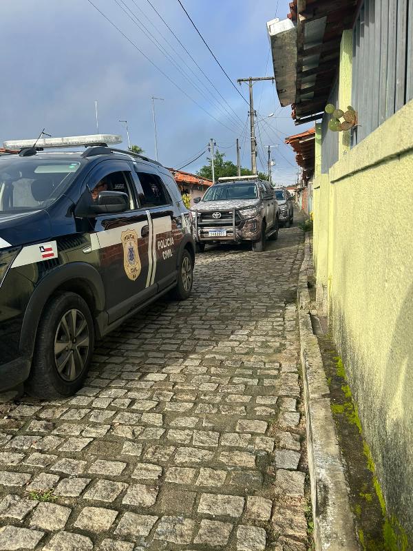 Polícia cumpre 15 mandados contra grupo suspeito de tráfico e homicídios em Irará