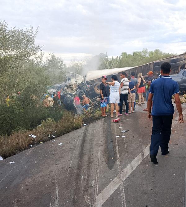 Ao menos 15 pessoas morrem em acidente envolvendo carreta, caminhão e van na BR-116, em Santa Terezinha