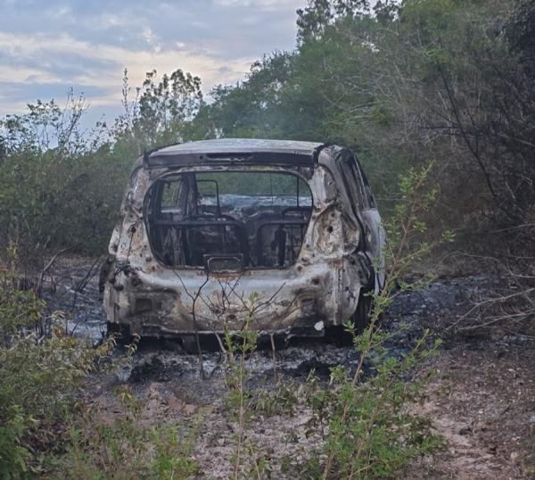 Morador de Lamarão é encontrado morto com marcas de tiros ao lado de carro incendiado em Água Fria