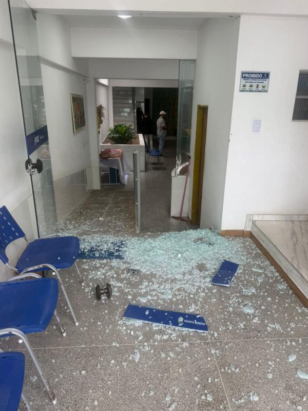 Réu finge ir ao banheiro, quebra porta de vidro e tenta fugir durante julgamento em Teofilândia
