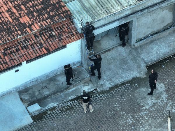 Operação da Polícia Civil prende suspeitos e apreende armas e drogas em Santa Bárbara
