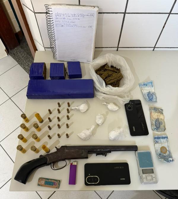 Homem é preso por tráfico após polícia apreender drogas e arma em barbearia de Retirolândia